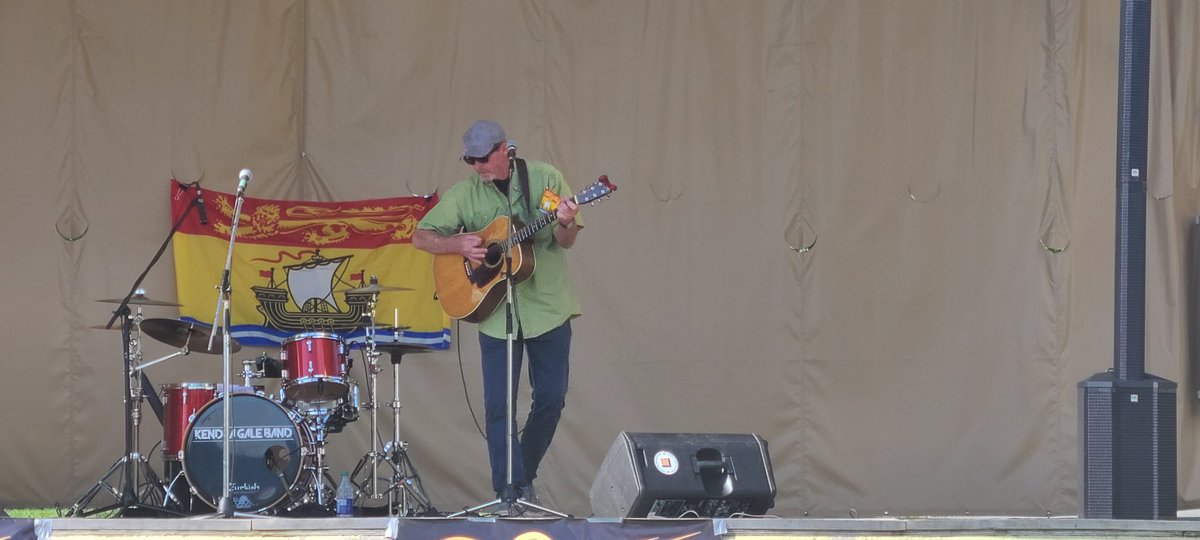 Listening to Brent Mason at Quispamsis, New Brunswick for New Brunswick Day.  I'm a new fan!  #quisspamsis #quispamsisnb #newbrunswick #fundyfun #brentmason #nbfun