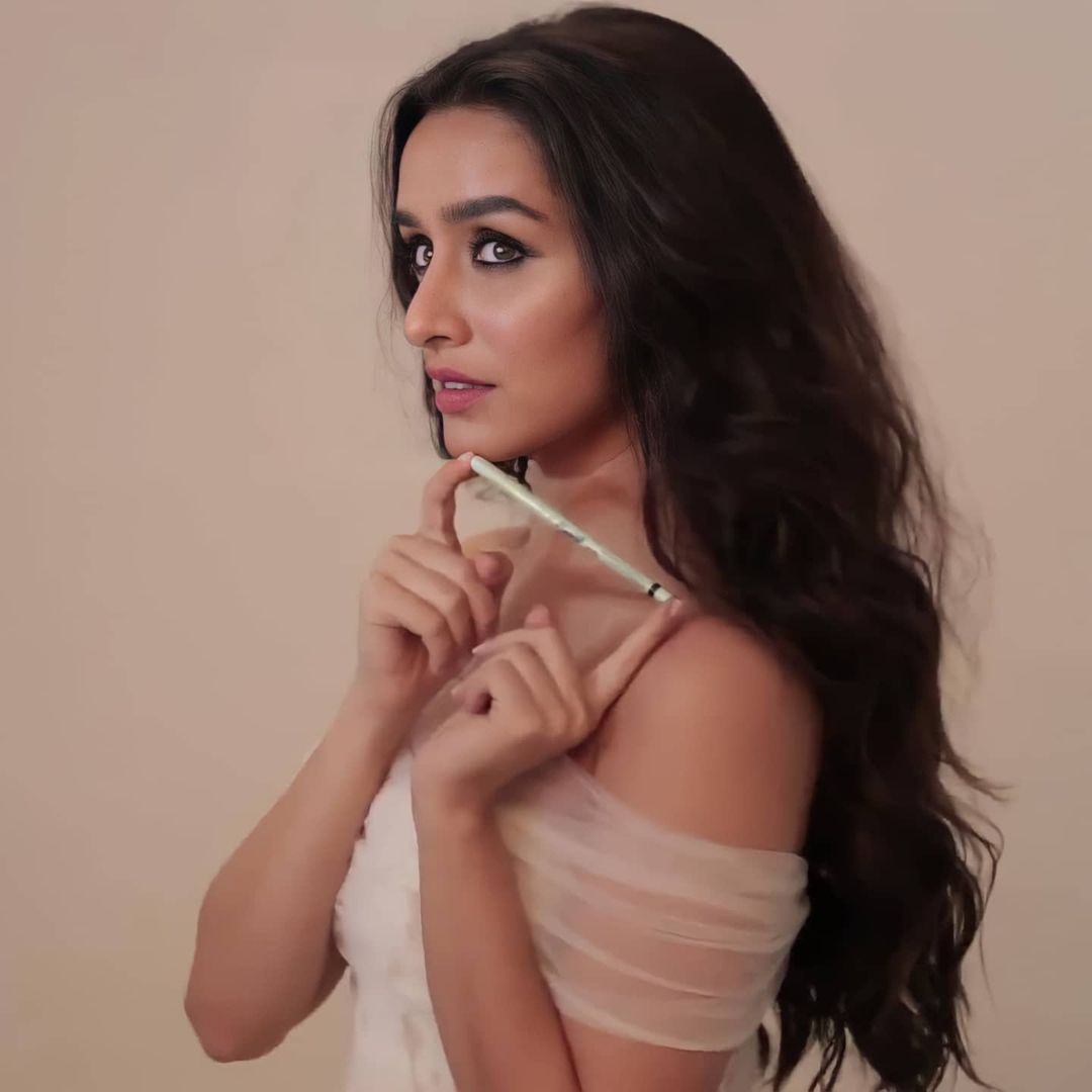 lynlomls's tweet photo. How can someone be that beautiful ?
#shraddhakapoor = PERFECTION 💜 https://t.co/Al3GPRNFV4