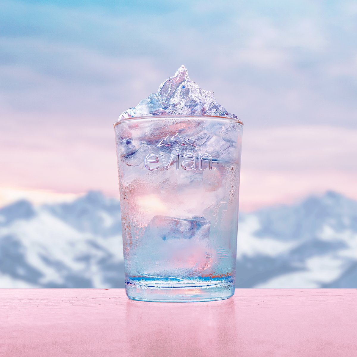evianFrance's tweet photo. Et là d'un coup vous avez soif ! ❄💦
C'est l'heure de s'hydrater!
#evian #Ete2021 https://t.co/vnbfkLpOPS