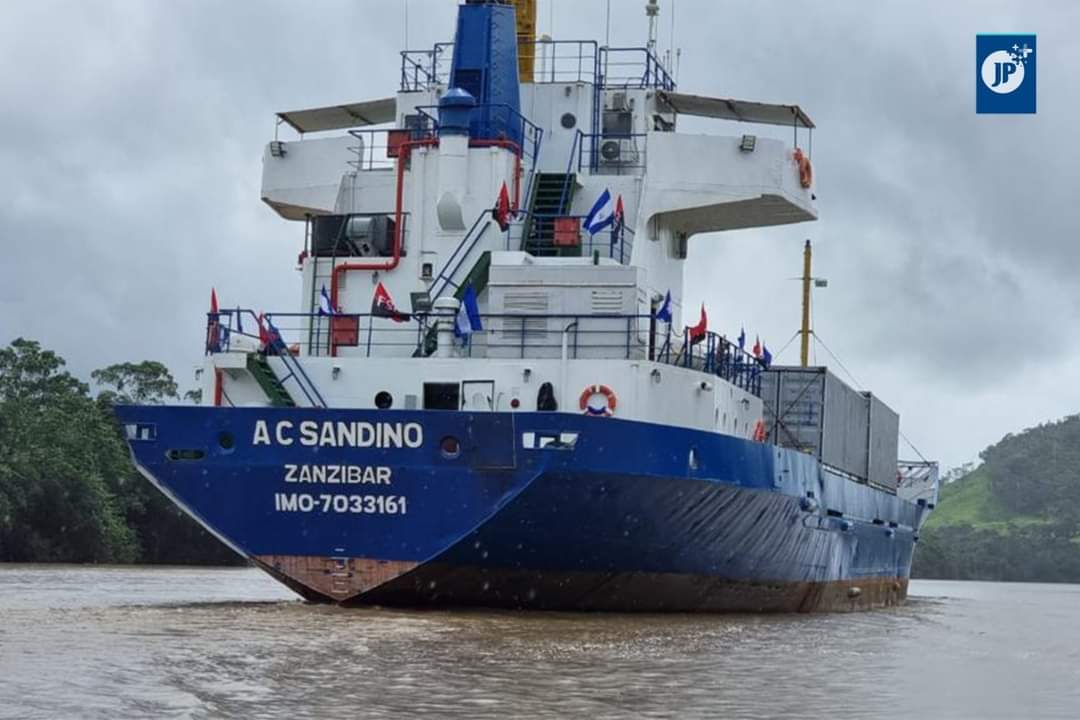 jpmasespanol's tweet photo. #Noticias | Nicaragua envía contenedores de alimentos a Cuba, país que enfrenta la pandemia de la COVID-19, en medio del bloqueo impuesto por Estados Unidos. 

La ayuda humanitaria partió en el barco Augusto C. Sandino este lunes, de una zona portuaria del caribe nicaragüense. https://t.co/ZVAJ7P61QV