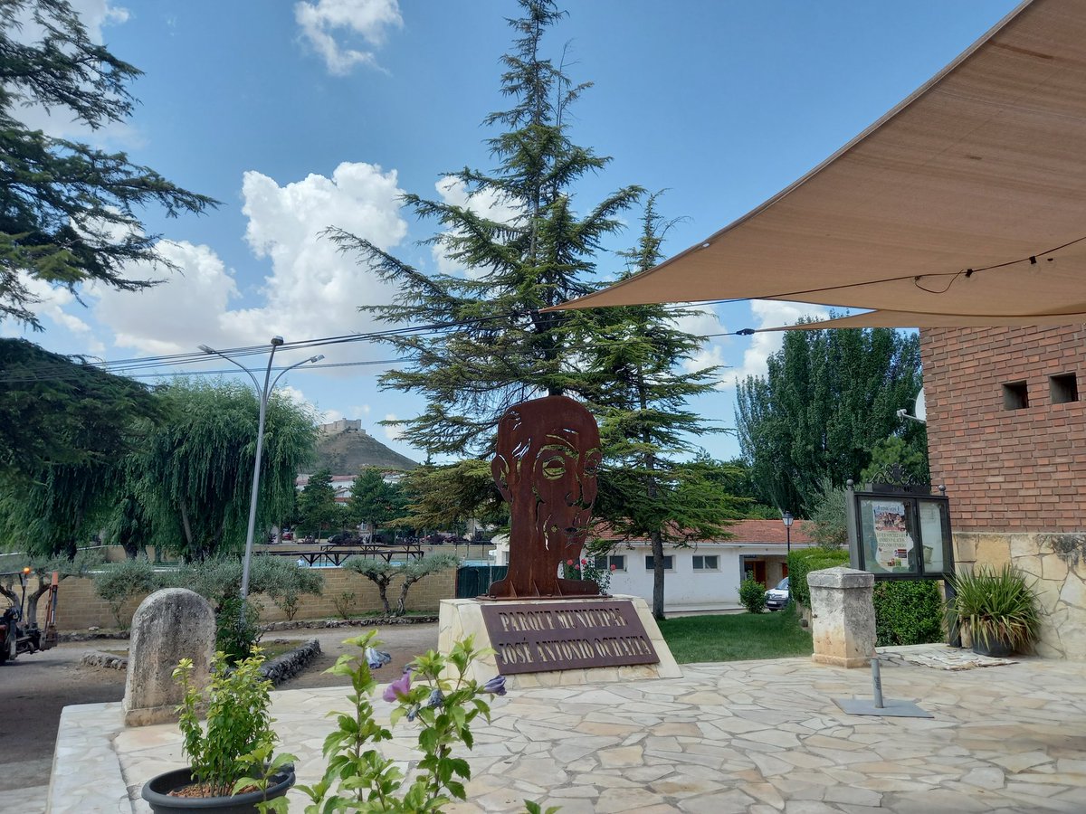 MirabuenoGuTOUR's tweet photo. Lugares cercanos... @AytoJadraque Día de Mercadillo.  #Almadrones monumentos de la #historia...
#Matillas... #tren #hostal #jardines... https://t.co/7phrhhTUfx