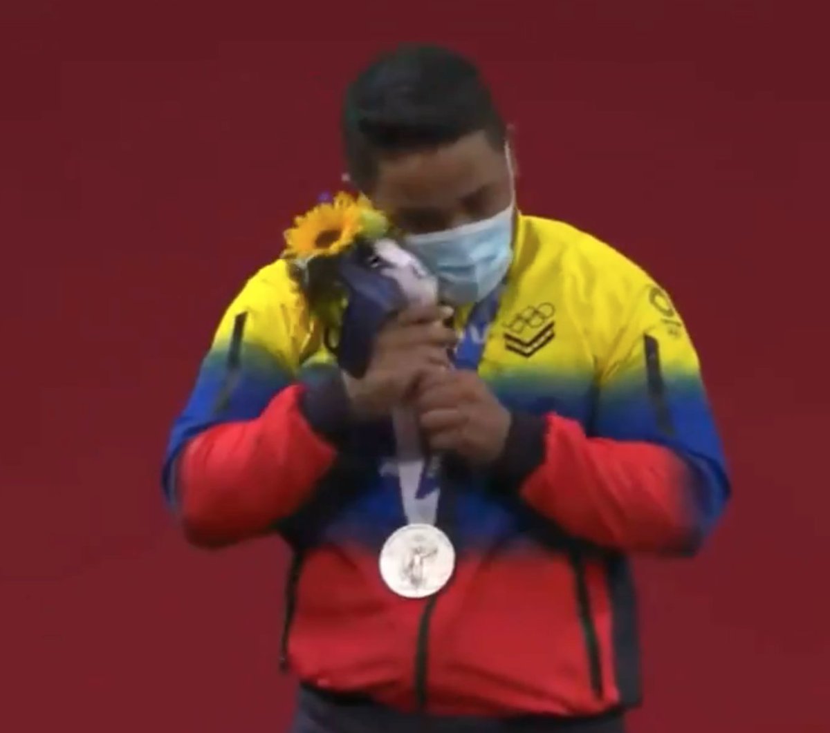 Tencio hablando sobre países en guerra compitiendo en un espacio de paz. Tom Daley subastando sus cositas tejidas para ayudar a jóvenes LGTBI. Keydomar Vallenilla recibiendo un besito del peluche después de ganar medalla de plata por levantar 378 kilos. Protect them at all cost❤️