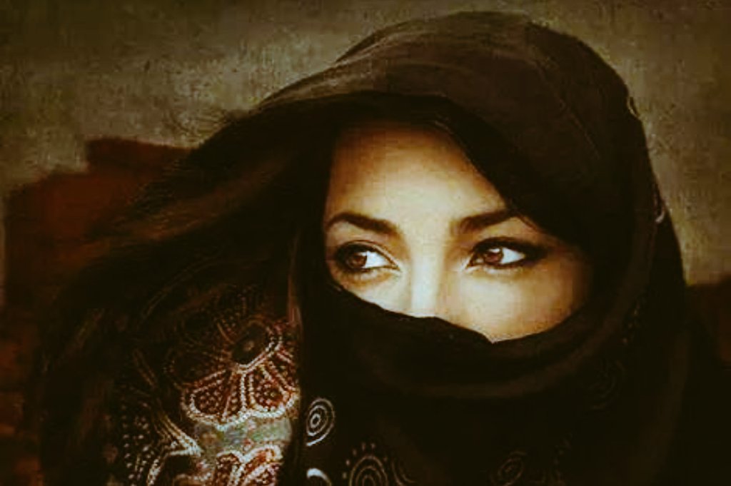 Hadi gel tut ellerimi, benimle meydan oku her çaresizliğe benimle uyu benimle uyan. Birlikte varalım onuncu aylara ben bir Eylül sen bir Haziran.
VESSELAM