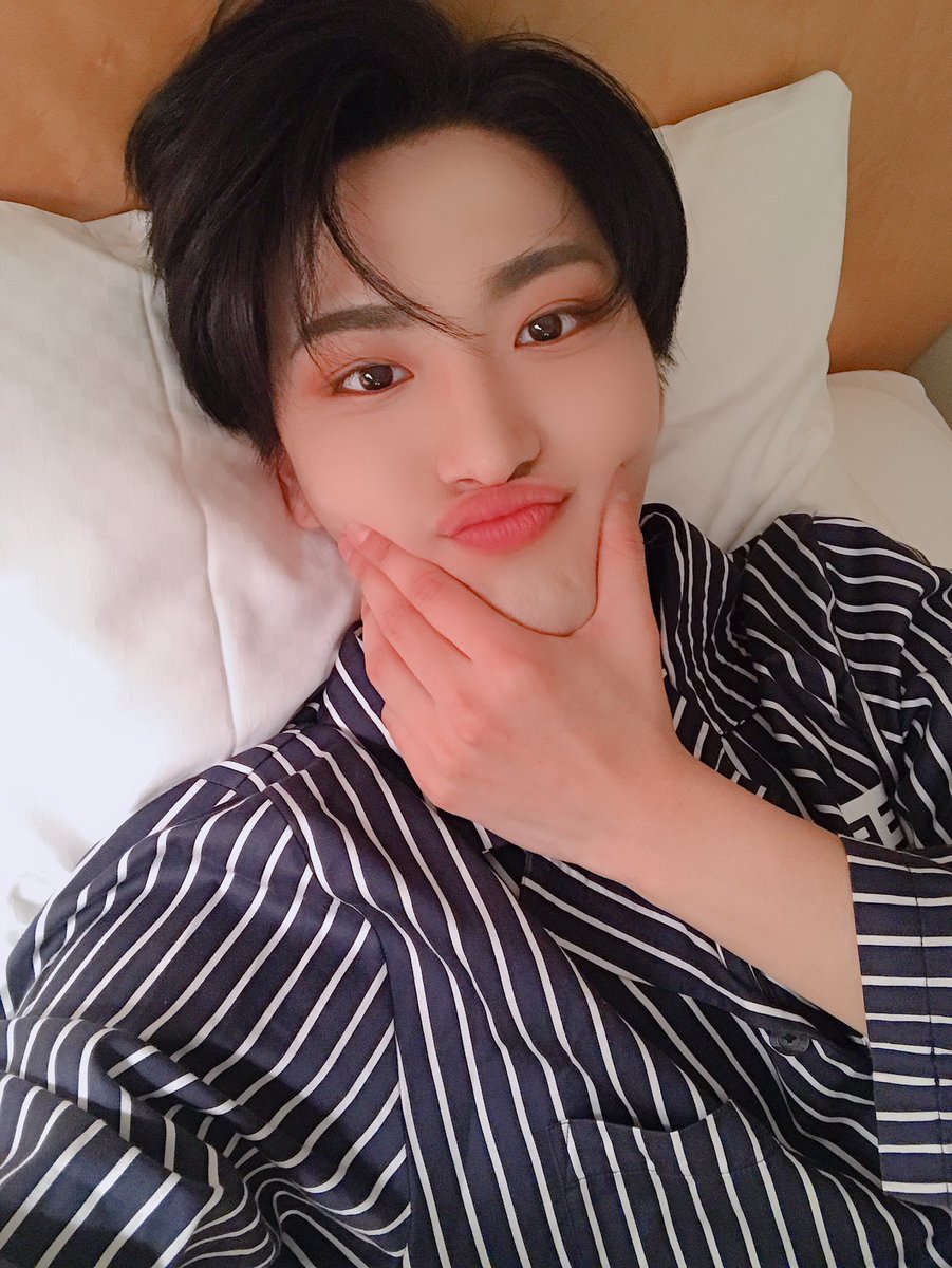 Yüzünü dönme bana ne olur dünyam cehennem olur, yüzüme gül ne olur sensiz hayat bana haram olur gül yüzlüm...
(Biraz da love time)
#ATEEZ #SEONGHWA