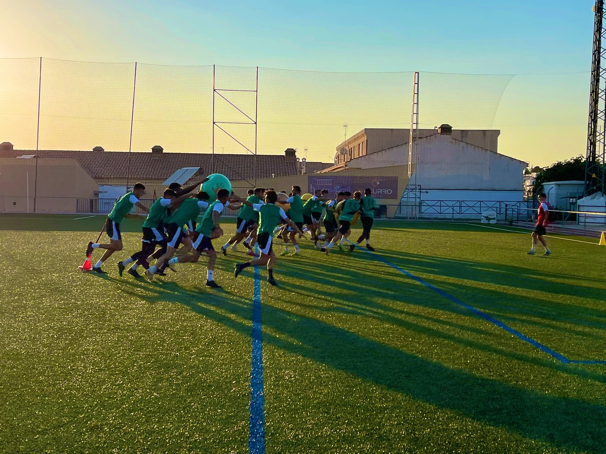 CD_HuetorVega's tweet photo. PRETEMPORADA | Ya hemos vuelto al trabajo.

El equipo ha realizado esta tarde-noche su primera sesión de entrenamiento de cara a la próxima temporada.

Muy buenas sensaciones de cara a lo que se avecina.

⚽️💪💚🔥 https://t.co/IClKEBdFdO
