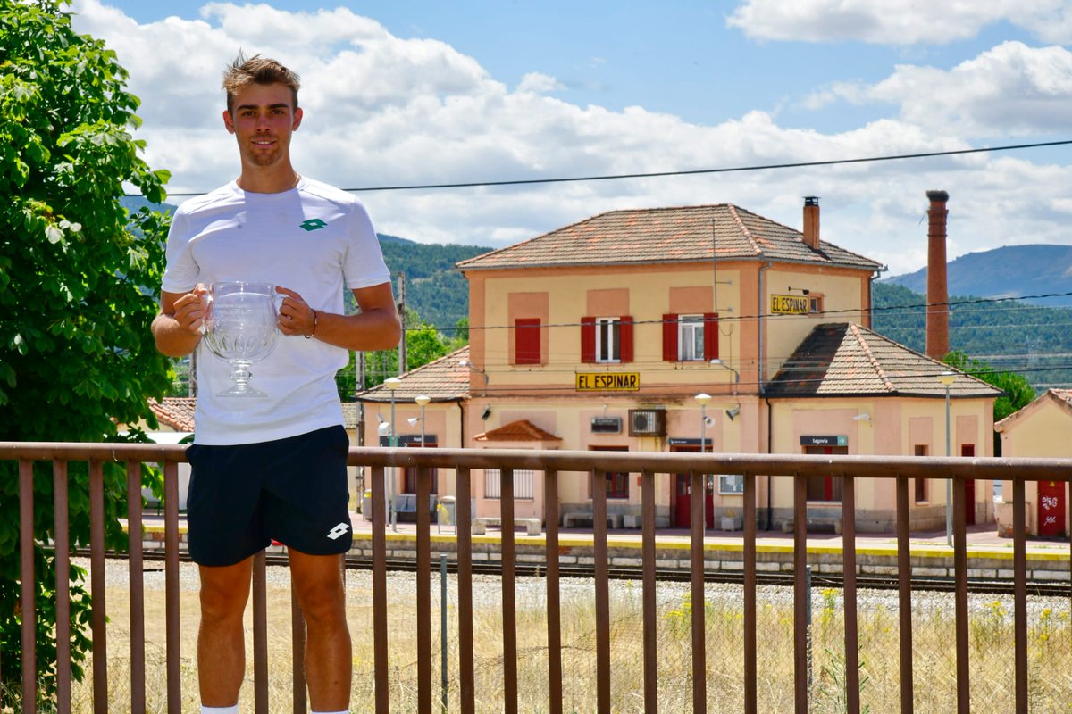 Open Castilla y León Villa de El Espinar 
Una imagen diferente del campeón de este año: Benjamín Bonzi 
<a href="/DipuSG/">Diputación de Segovia</a> 
<a href="/ATPChallenger/">ATP Challenger Tour</a> 
<a href="/Ayto_ElEspinar/">Ayto El Espinar</a> 
<a href="/Deportesjcyl/">Deporte Castilla y León</a>