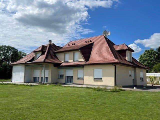 MarcVernierImmo's tweet photo. [A VENDRE] - Maison, 10 pièces, 350 m², #CHEMAUDIN. 

Détails &amp; visite virtuelle 360° ➡️ https://t.co/y4krSut1yE

Marc Vernier #Immobilier
31 boulevard Diderot à Besançon
☎️ 03 81 57 95 49 / 06 79 72 30 10 
📧 marc.vernier@mv-immobilier.fr
🌐 https://t.co/IYtc3md1Mk https://t.co/sg8XJvocYg