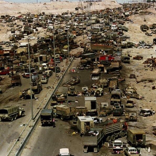 كارثة ٢ آب أسست لانهيار ٩ نيسان ...
كلا التاريخين جريمة بحق الدولة والجيش، والصورة أدناه هي الأكثر إيلاما وتصف حال #العراق منذ ذلك الحين وحتى اليوم.