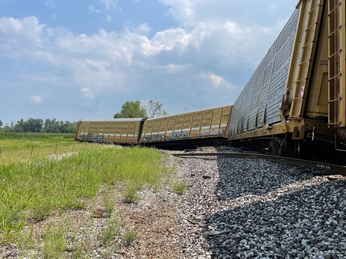 MSHPTrooperB's tweet photo. AT 1215, TROOP B OFFICERS ARE OUT WITH A TRAIN DERAILMENT IN NORTHERN RALLS COUNTY. THE DERAILMENT OCCURRED ON HUNTINGTON ROAD, BUT IS BLOCKING NEARBY RT DD. THERE ARE NO INJURIES, APPROXIMATLEY 33 TRAIN CARS ARE OFF THE TRACKS. THERE IS NO HAZMAT INVOVLED. https://t.co/gDiDDvRV8e