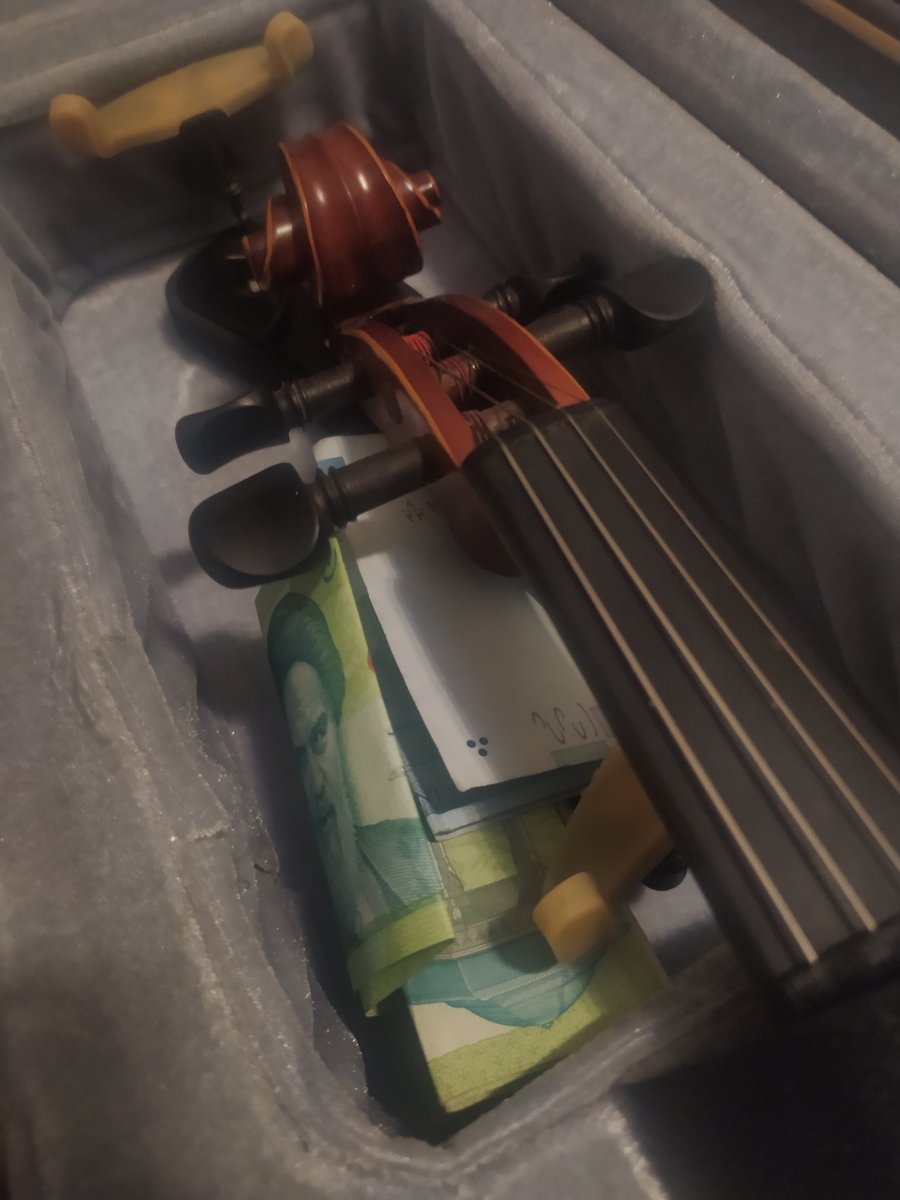 hamatoosamu's tweet image. دیروز داشتم میرفتم انقلاب...
دم خروجی مترو انقلاب یه دختر بچه ی فال فروش اومد سمتم.
یه دختر بچه ی فوق العاده ناز و خوشگل که یه روسری لاجوردی رنگ سرش بود...
روسری ای که دور سرش بسته بود و بامزه بودنش رو چند برابر میکرد.
اومد سمتم که عمو یه فال ازم میخری؟!
کیف پولمو دراوردم و...