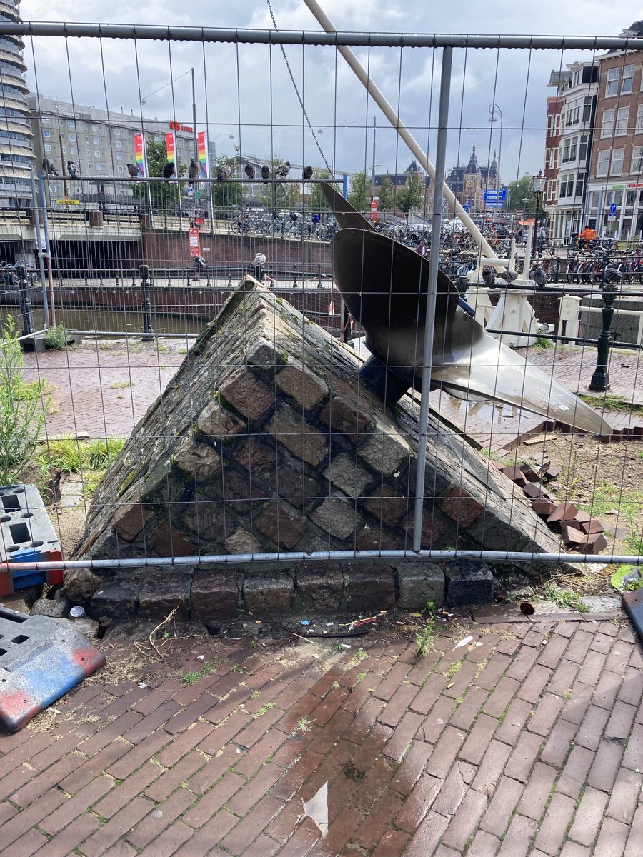 Wat is er aan de hand met het monument voor de scheepvaartbuurt op de Haarlemmersluis? Het lijkt elke dag verder voorover te zakken. ⁦<a href="/schlijper/">Thomas Schlijper</a>⁩ ⁦<a href="/RobinLabrijn/">Robin Labrijn</a>⁩ ⁦@MatthewEelman⁩