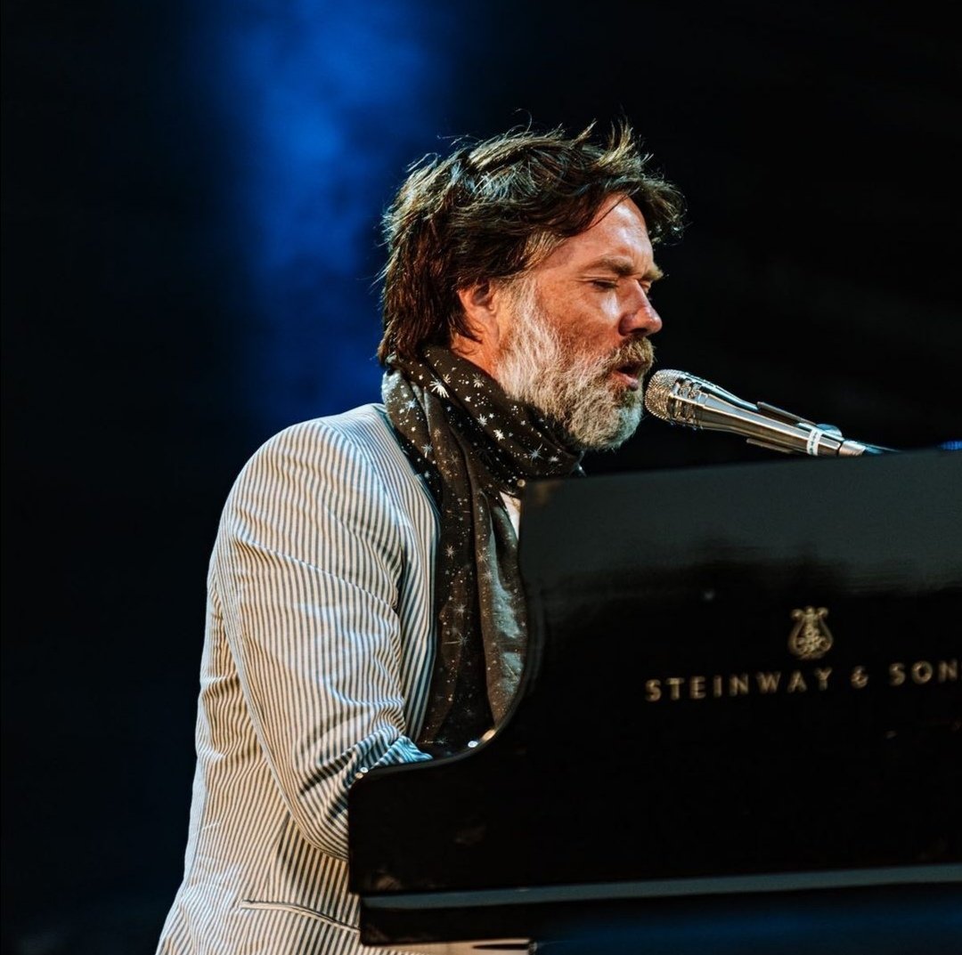 moraleda7's tweet photo. Fa poc algú em va dir que no recordava cap cançó de @rufuswainwright
I és una llàstima no conèixer meravelles com aquesta #goingtoatown
#dolçacançodebonanit
https://t.co/mAwybIRxE0 https://t.co/ahbpX4r2nS
