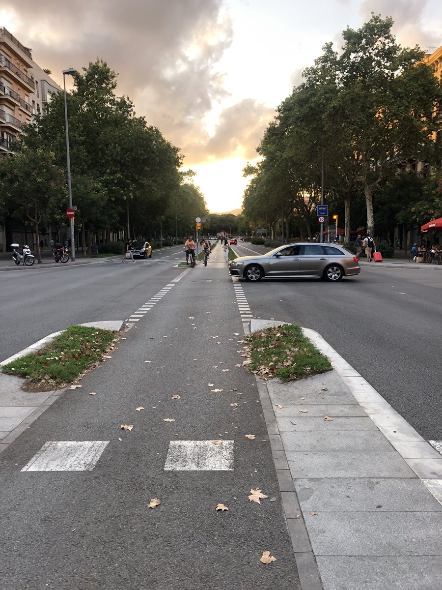 pashdown's tweet photo. Where a bike-lane should be.

Protected, in the middle of the street, with their own lights. If trains can have this in SLC, so can bikes.

@slcmayor @slcmoves https://t.co/d9H5T2GaaA
