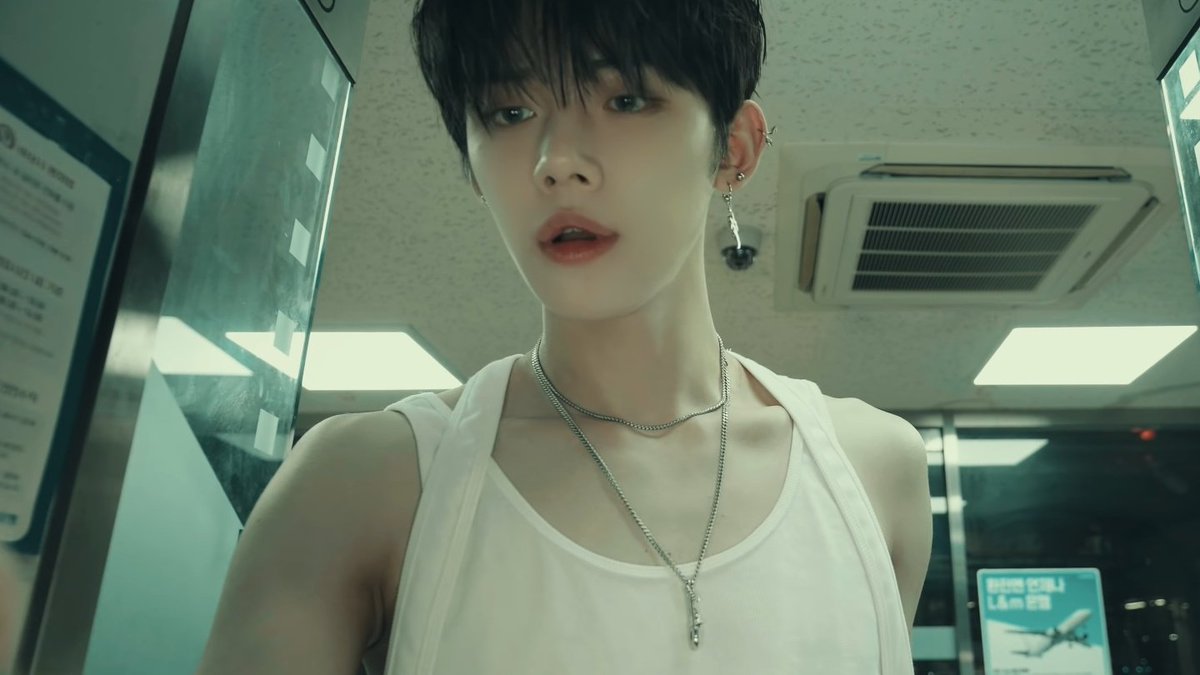 EB0YJUN's tweet photo. he owns this era https://t.co/qQN5FxmD5i