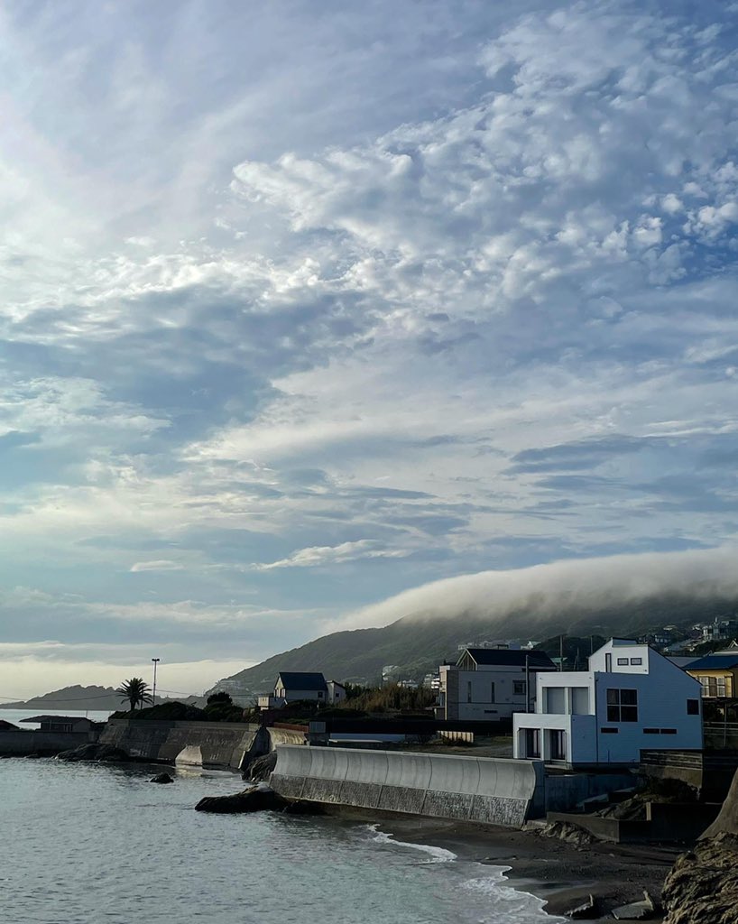 oyajipowers's tweet photo. 左から長者ヶ崎、峰山…峰山の尾根に雲ができている。なんか神秘的♡ #seasaidtown #seashore #smallmountain #yokosuka #駐車場は閉鎖です #雲ができてるところ #峰山の尾根 #今年の夏は変 #つい今しがた https://t.co/WPauBfsJI2