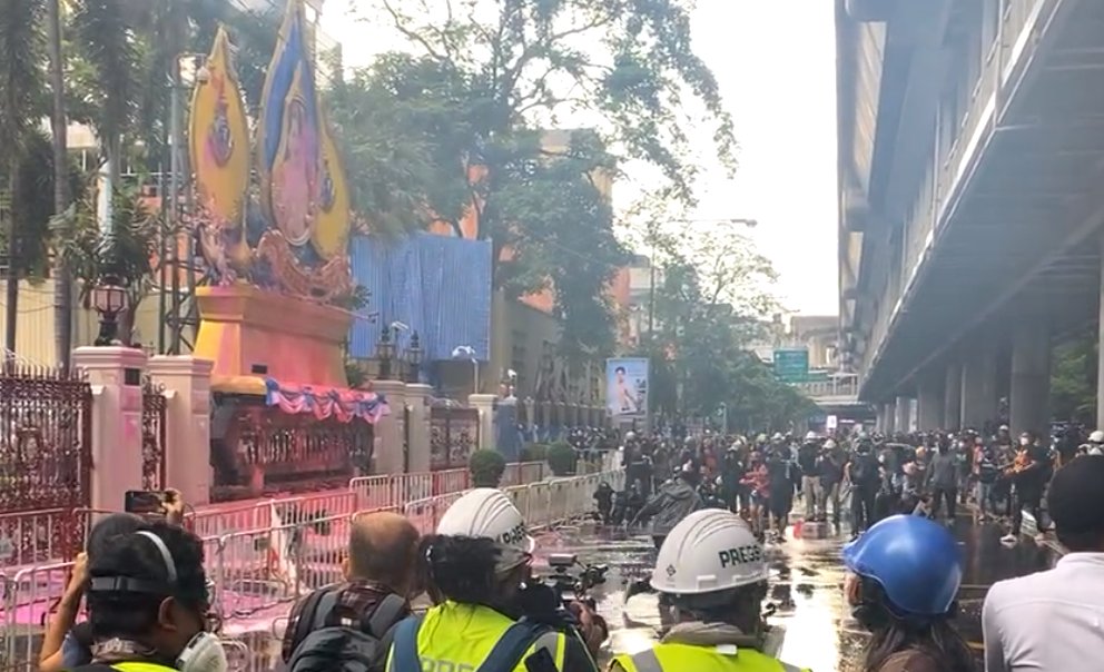 กูแค่ปาสี มึงฉีดน้้ำใส่กูเลยหรอ

 #ม็อบ17สิงหา