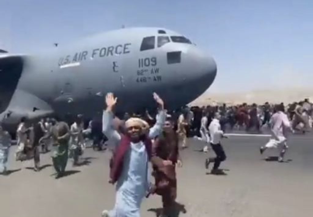 Sad… allegedly 4 pple died after falling off the plane while hanging… ✈️🛫🇦🇫 #BlameGameOnPakistan #Afghanistan #AfghanistanBurning #Afghanishtan