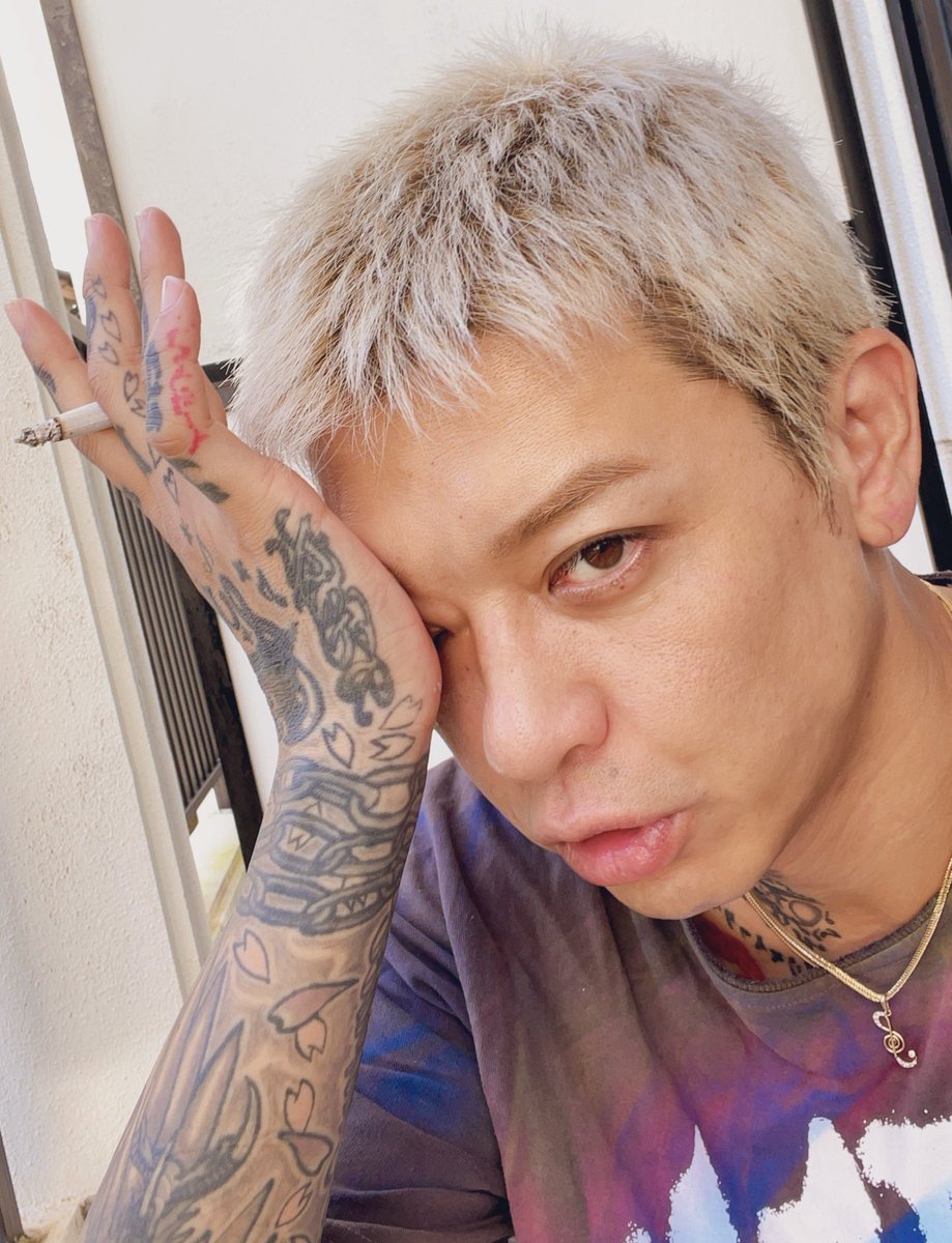 t_Ace_ZERO's tweet photo. 普通にMVの総再生回数が1億5000千万を超えてる。5年前の自分には全く無理だと思ってた事。自分の事が好きじゃなくても自信がなくても続けていたら奇跡が起きた。だから今うまくいってなくても、心が折れそうでも、オレは結果よりそれを続ける事に意味があるんだと思う。だからまだオレ音楽を続けてる。 https://t.co/0ofroYATOw