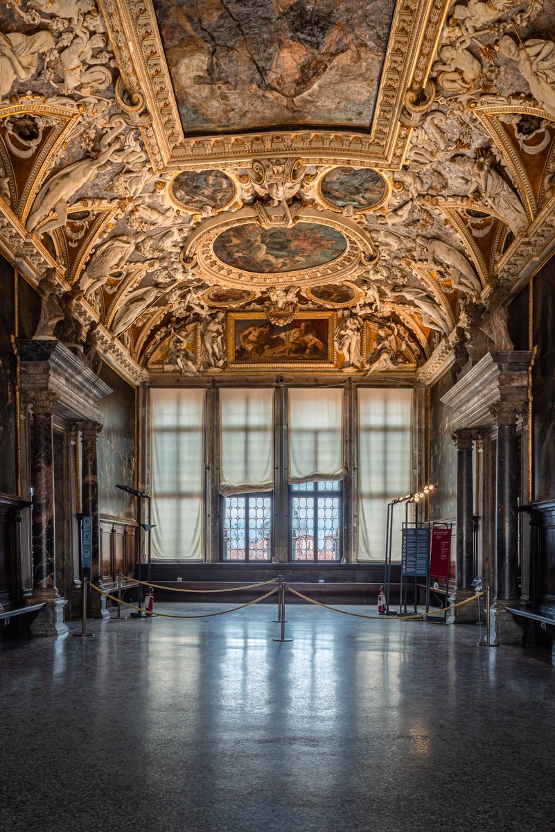 DucaleVenezia's tweet photo. #MUVEsummer
Nel soffitto della Sala delle Quattro Porte, Cerere, dea protettrice dell’agricoltura e personificazione dell’Estate, è rappresentata con la cornucopia colma di spighe. Il corno dell’abbondanza, è simbolo della fertilità.

Ph. @FotoDBusetto https://t.co/W5g9vDf2fJ