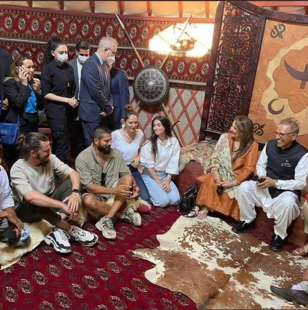 ElifAhmetTurkey's tweet photo. President of Pakistan on Sets of Kurulus Osman.
Brotherhood 🇵🇰🇹🇷❤️💚 https://t.co/TqHEyvRTL4