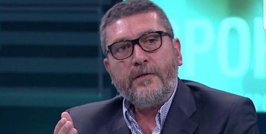 Cem Dizdar'ın TRT de yayın yapıyor oluşundan en çok ailesi memnundur. 4-5 saat kafalarını dinliyorlardır.