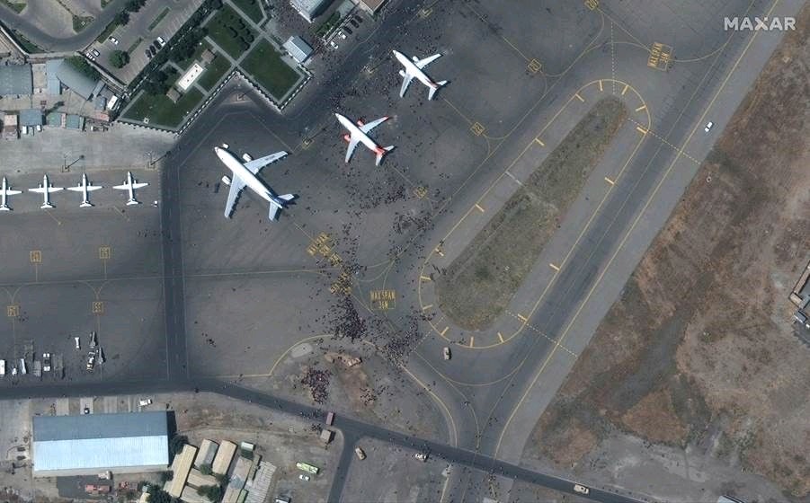 Satellite picture of #kabulairport  #Kabul #Afghanistan #KabulHasFallen #KabulToday (Yes, the #Dots are all #PeopleOfAfghanistan