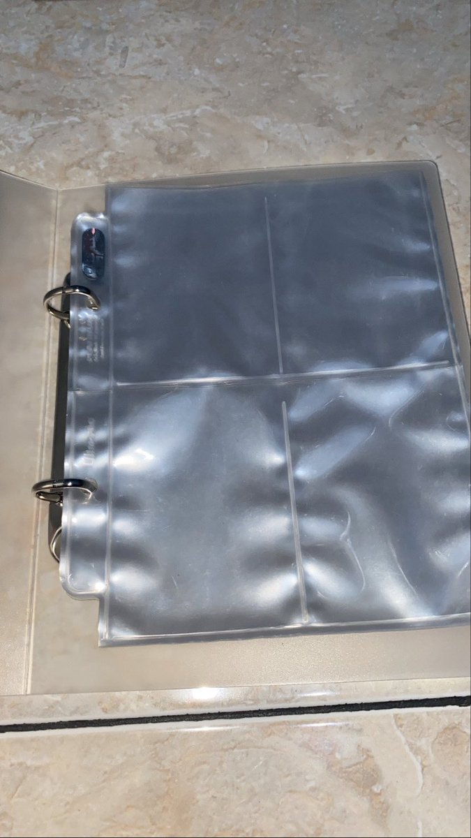 _23sparkless's tweet image. -kihno only neozone
-yearbook collect book 2020 +potrait 
-binder resonance with sleeve (damage kegores)
-preloved binder muji a5 2 ring+sleeve ultrapro 4p (11pc)
-binder only muji 40k
-take all sleeve 11 pc 50k