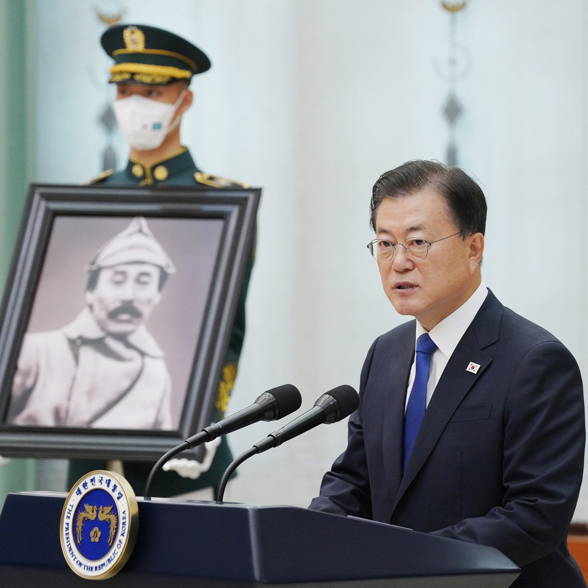 지난 15일, 평생의 소원대로 
독립을 이룬 고국으로의 
마지막 여정을 마치셨습니다. 
봉오동 전투와 청산리 전투가 있은지 
100년 만입니다. 
장군께 드리는 건국훈장 대한민국장은 
대한민국의 영광인 동시에, 장군의 
정신을 지키겠다는 굳은 다짐입니다.