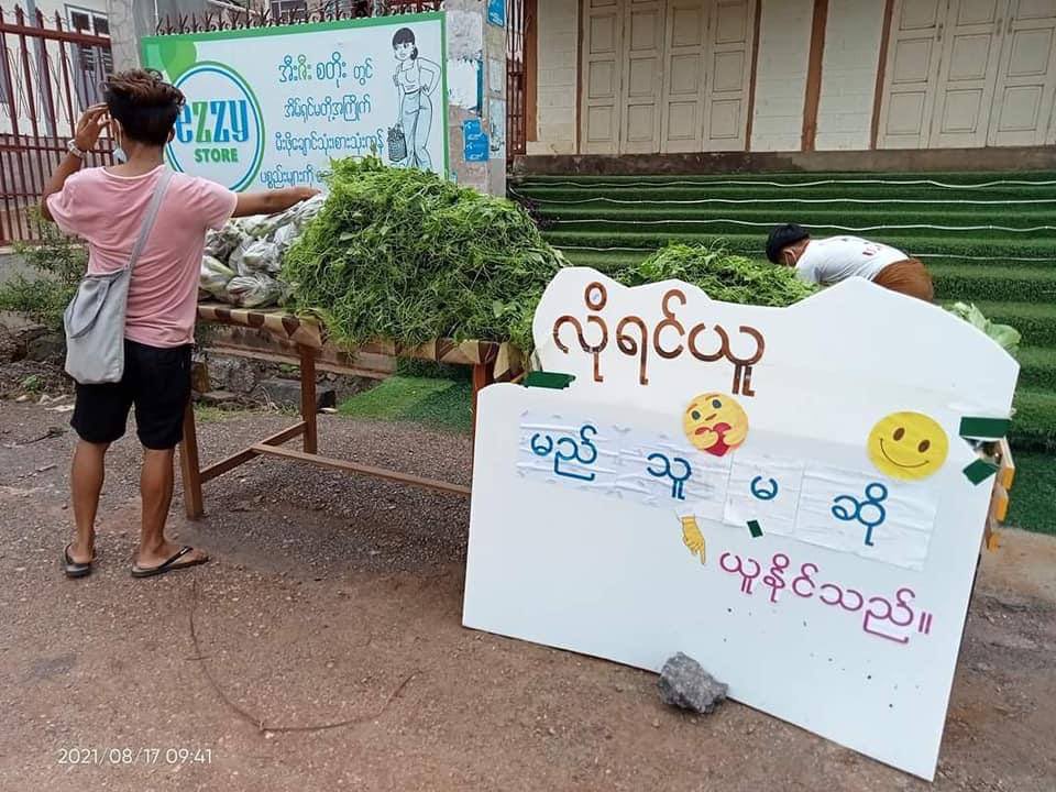 "Take it if you need " campaign in front of Ezzy Store in #Kangyi ward, #Taunggyi city on Aug 17. 

SIGN THE PETITION FOR NUG
#Aug17Coup
#WhatsHappeningInMyanmar