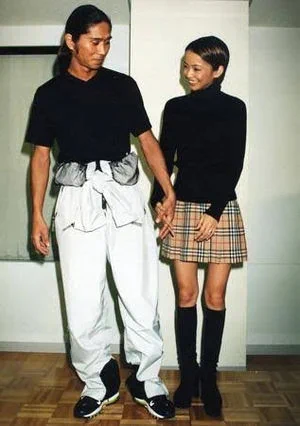 言われてみたら・・・。華原朋美さんと安室奈美恵さんの「結婚発表時の服装が同じ？」に見える。