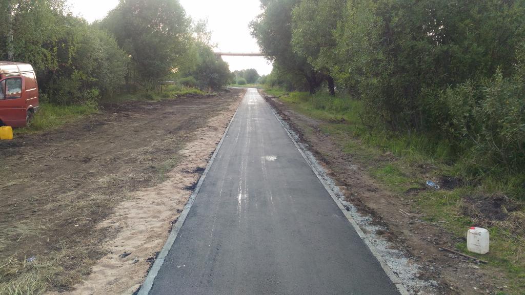 Завершаются работы по строительству тротуара по ул. Кинешемской, который свяжет пешеходный маршрут от ФОКа до озера комбината г. Родники.