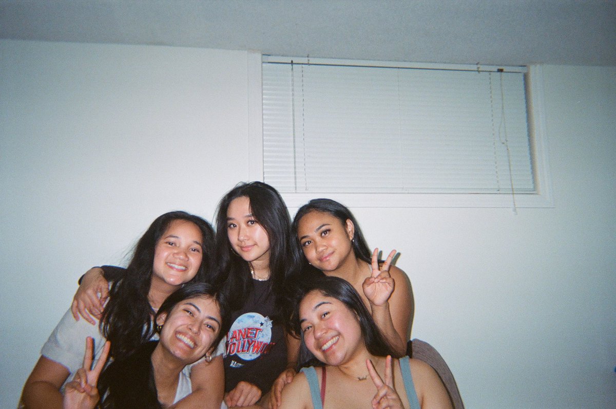 joqnd's tweet photo. forever my lifelines <3 https://t.co/mpNUJudpqj