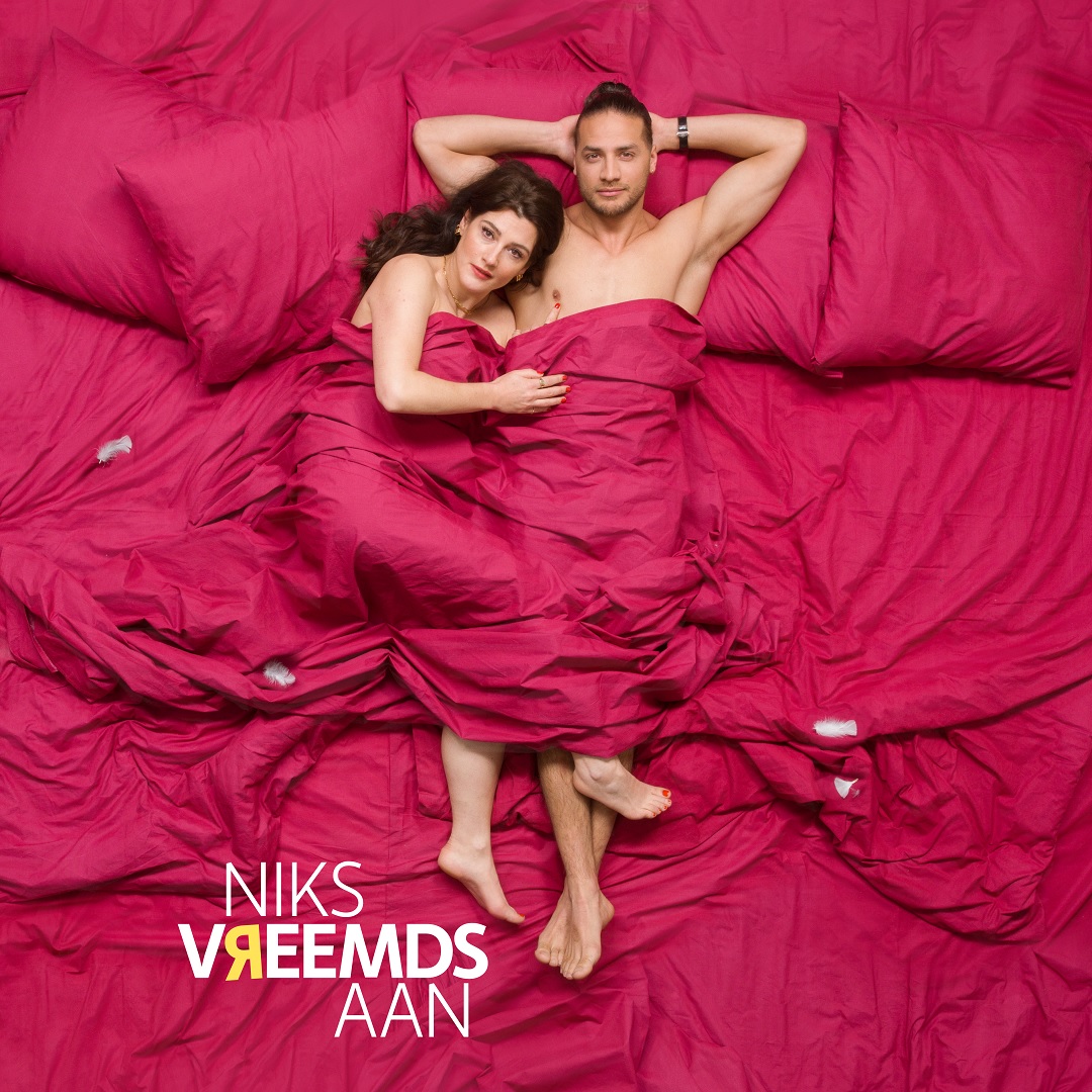 Niks Vreemds Aan een naakte man die aanklopt op jouw balkon toch? Ontdek het swingende avontuur nu in de bioscoop #niksvreemdsaan