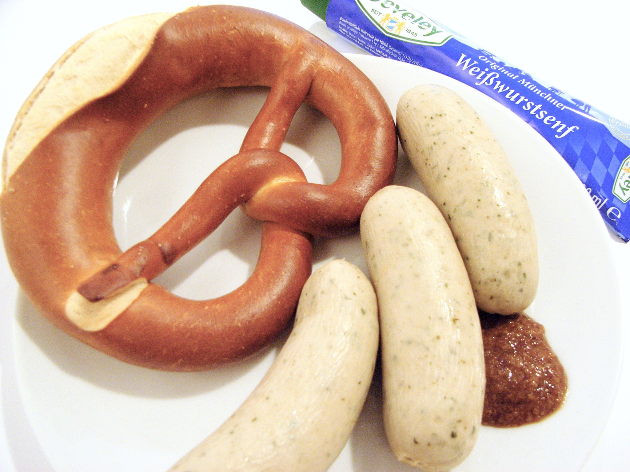 Imbiss Hareico インビスハライコ九段店 白いソーセージ ミュンヘナーヴァイスヴルスト は 本場ドイツでは皮は食べません ナイフで皮を切って剥いで 中身だけを食べるのです ぜひ お試しください 通販からご購入頂けます T