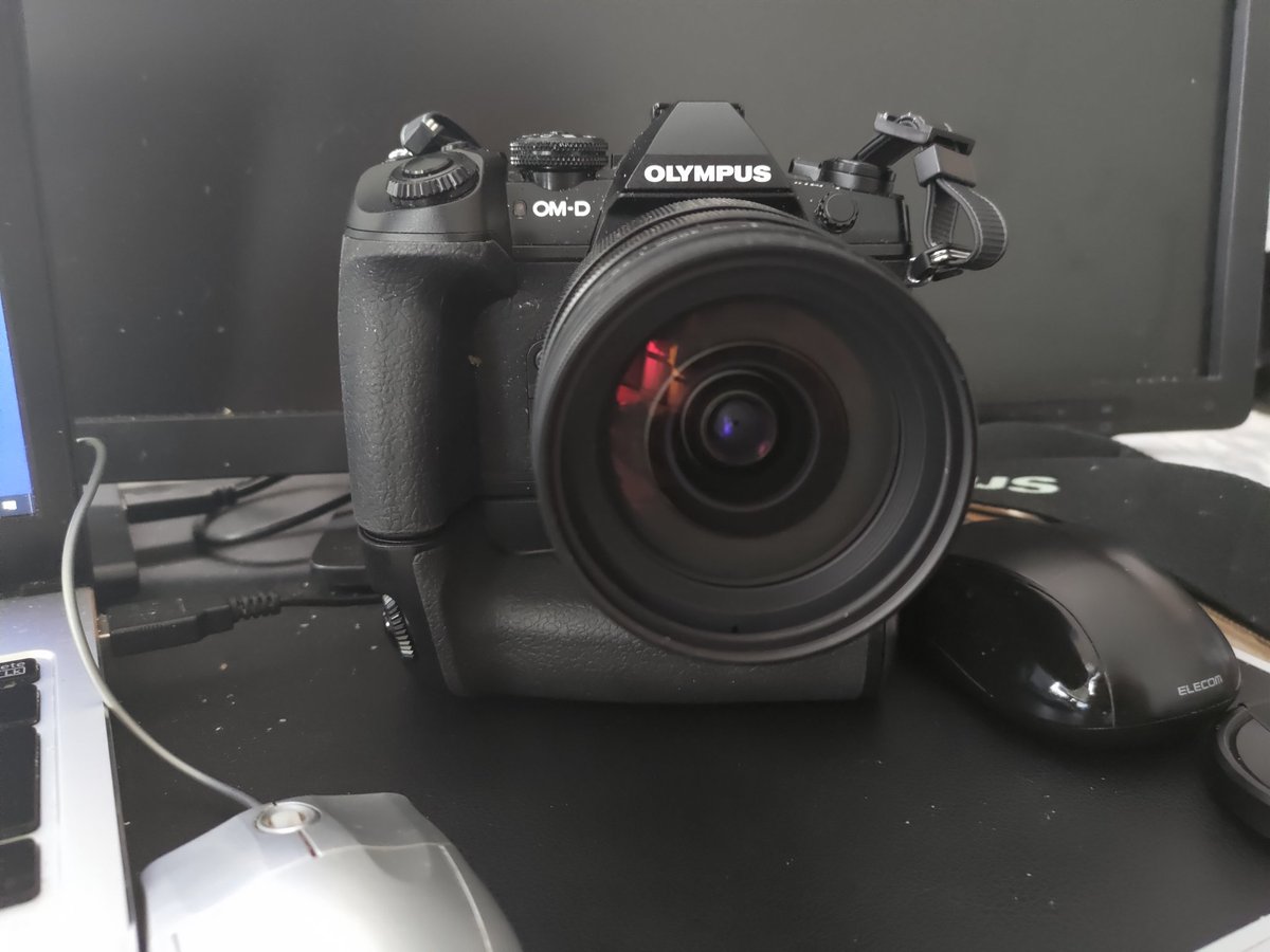 tech2_1968's tweet photo. MNG。昨日買ったレンズはまだですが、OM-D E-m1mk2用のバッテリーグリップ届きました。これで、OM-D E-m1xになったらいいんですけど😅
小型軽量に反しますがミラーレスは電池消費多いので稼働時間アップです。
#OLYPUS https://t.co/h7qghu1iBF