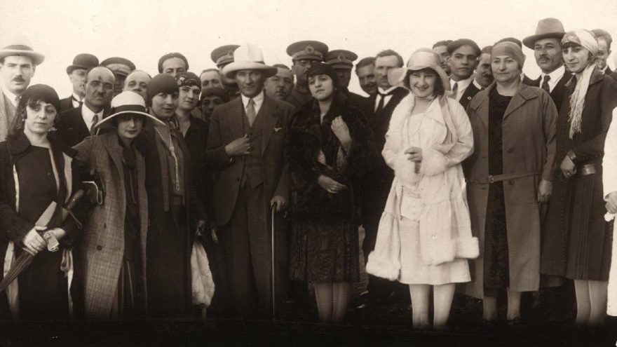 platformplustr's tweet photo. Sana şükürler olsun Mustafa Kemal Atatürk 🙏🏻🇹🇷 #AfghanWomen https://t.co/QcgdUOGt2j