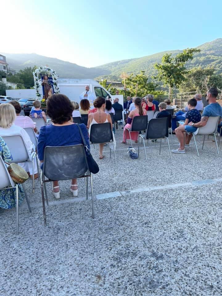 Hier la messe de St Roch a été célébrée en plein air. Guaitella à rendu honneur à ce saint guérisseur dans une cathédrale naturelle