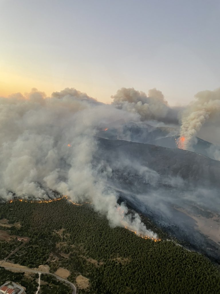 Geo_Apostolou's tweet photo. 6:30, Βίλια. Δύσκολη ημέρα, ανεξέλεγκτη η κατάσταση προς το παρόν. https://t.co/pjK5zWEFco