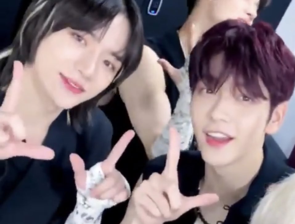 ddxtxt's tweet photo. 수빈이 머리색 바꾸고 범규 흑발이라 그런지 점점 더 마멜과 쿠로미같아짐😋 https://t.co/boQj4YAaZP