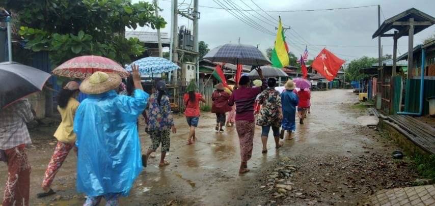Protesters in #Hpakant Tsp's #Lonekhin group carried flags &amp; marched through the village. Children &amp; the elderly raised 3 fingers in support of the protesters.
SIGN THE PETITION FOR NUG
#Aug17Coup 
#WhatsHappeningInMyanmar
