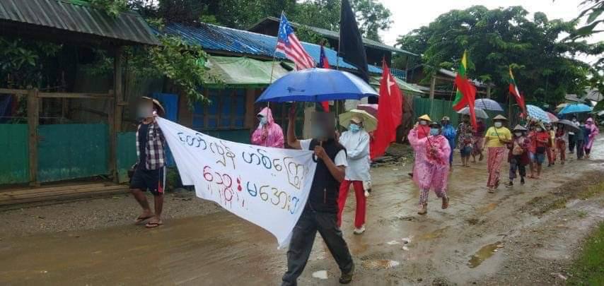 AwmyatH's tweet photo. Protesters in #Hpakant Tsp's #Lonekhin group carried flags &amp; marched through the village. Children &amp; the elderly raised 3 fingers in support of the protesters.
SIGN THE PETITION FOR NUG
#Aug17Coup 
#WhatsHappeningInMyanmar https://t.co/otPCBeyBRW https://t.co/AMITDUaHfv