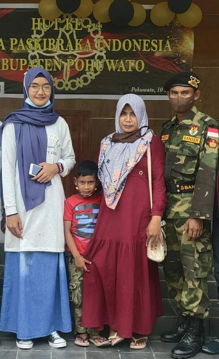 Roisnurihsan's tweet photo. Orang tuamu bangga nak..

"Shevia Puspita Sari"
Putri dari Sahabat Sucipto, BAGANA Satkorcab BANSER PC GP Ansor Gorontalo.
Hari ini Tgl 17 Agustus 2021,Bertugas menjadi salah satu anggota Paskibraka Pengibar bendera Pusaka Merah Putih di Istana Negara.
@Official_Ansor
#HutRi76 https://t.co/HJBdIeRkUo