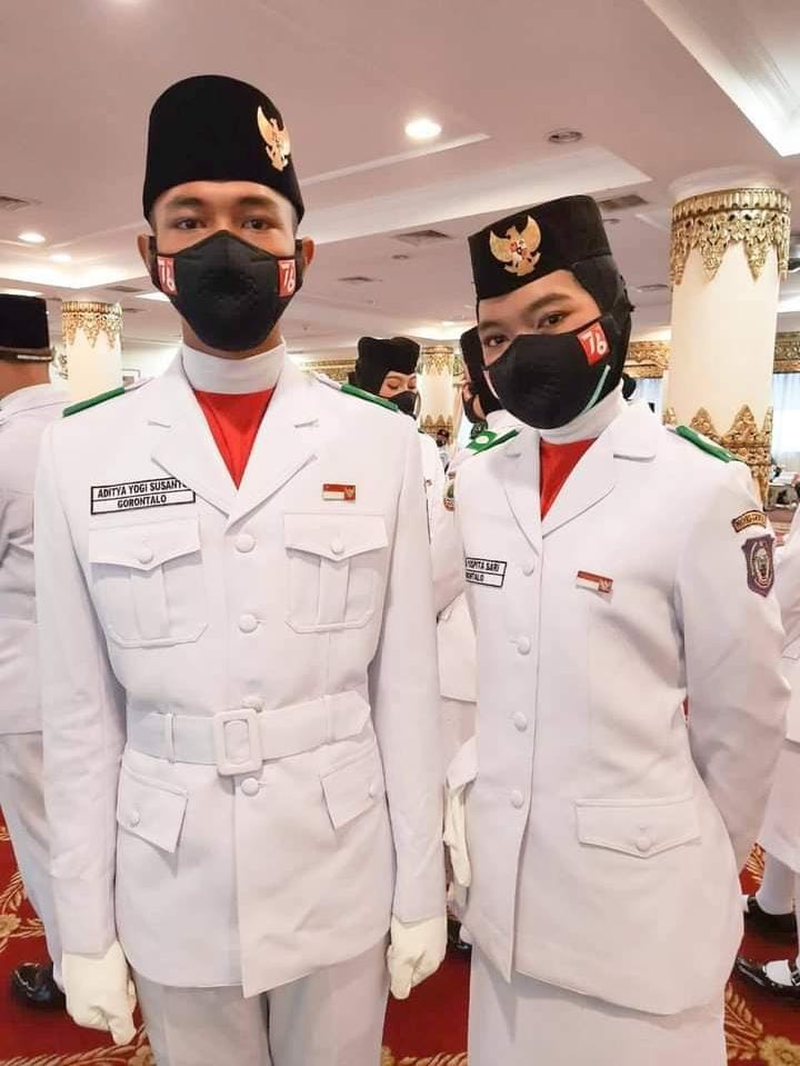 Roisnurihsan's tweet photo. Orang tuamu bangga nak..

"Shevia Puspita Sari"
Putri dari Sahabat Sucipto, BAGANA Satkorcab BANSER PC GP Ansor Gorontalo.
Hari ini Tgl 17 Agustus 2021,Bertugas menjadi salah satu anggota Paskibraka Pengibar bendera Pusaka Merah Putih di Istana Negara.
@Official_Ansor
#HutRi76 https://t.co/HJBdIeRkUo