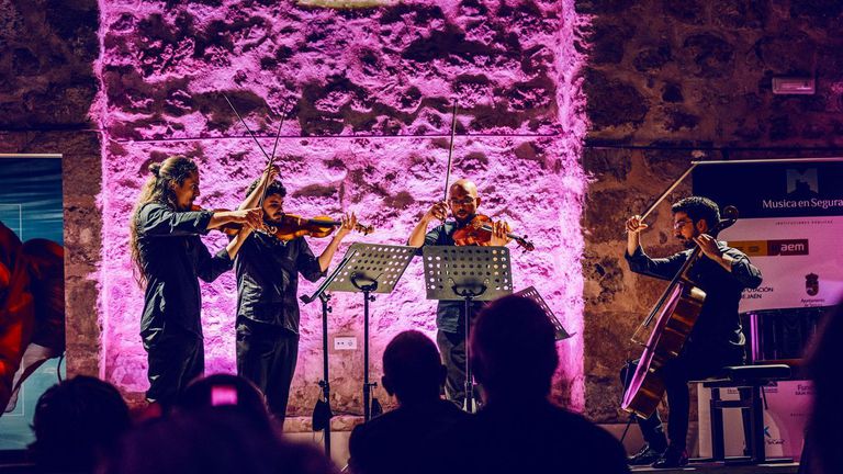 El <a href="/Seikilosquartet/">Cuarteto Seikilos</a> , grupo revelación de la música clásica, actuará mañana en el Pazo del Conde de Fontao, en Foz: «Festivales como el <a href="/FestivalBalyGay/">Festival Bal y Gay</a> apuestan por la música e intérpretes españoles»
beckmesser.com/enlaces-agosto…