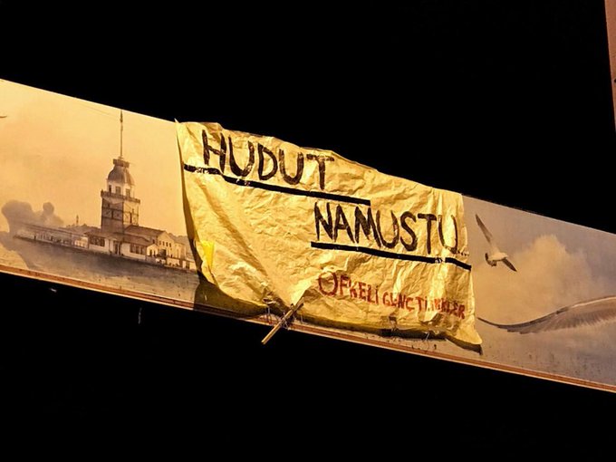 Askerliğimin büyük bölümünü hudutta nöbet tutarak geçirdim.
Hudutta bulunan karakolların neredeyse hepsinde "HUDUT NAMUSTUR!" yazar.
Bu cümleyi, haklı olarak pankart asanlara zulüm etmenin mantıklı bir açıklaması olamaz!

#HudutNamustur 
#ÖfkeliGençTürkler