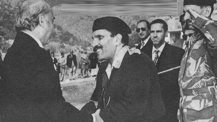 Basit_Rajar's tweet photo. بھٹو کا جنازہ چند لوگوں نے پڑھا کیوں کے یہ آمر کا حکم تھا
آمر کا جنازہ لاکھوں نے پڑھا کیوں کہ یہ آمریت کا جنازہ تھا
بھٹو کے مزار پر لاکھوں آتے ہیں اور آمر کی قبر پر اس کی اولاد بھی نہیں جاتی  یہ وقت اور تاریخ کا انتقام ہے https://t.co/aE7entI9gj