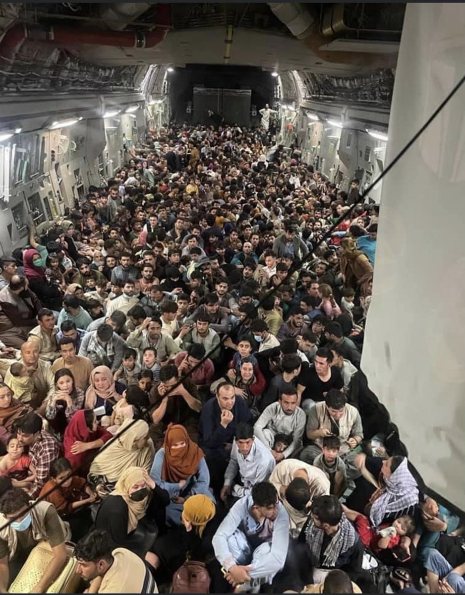 Indios007's tweet photo. Ricordiamoci di questo anche quando arrivano con i barconi: la disperazione è identica.

#Afghanistan https://t.co/uDXhrjSiel