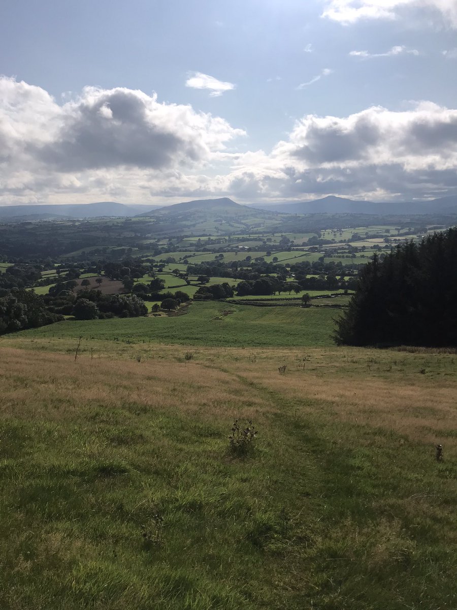 finstumpf's tweet photo. Abergavenny Alps from #ThreeCastlesWalk 
Splendid
@MarchesLDWA @LDWA1 @MorningAber @LoveYFenni @VisitAberG @visit_mon @MonmouthshireCC @MonCountryside 
#WalkYourWay
@RamblersCymru https://t.co/Uhd1zIgKyB