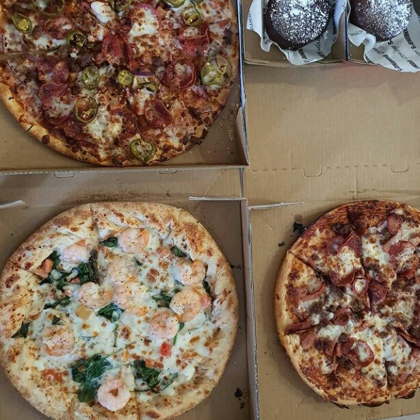 YohhhDonna's tweet photo. MamaBang (chan's mom) Posted these photos in IG "Tonight's dinner is Domino Pizza and ChocoLava Cake~"
#StrayKids
#dominospizza
#UnveilTrack_DOMINO
#BangChan https://t.co/BzsYiHZS63
