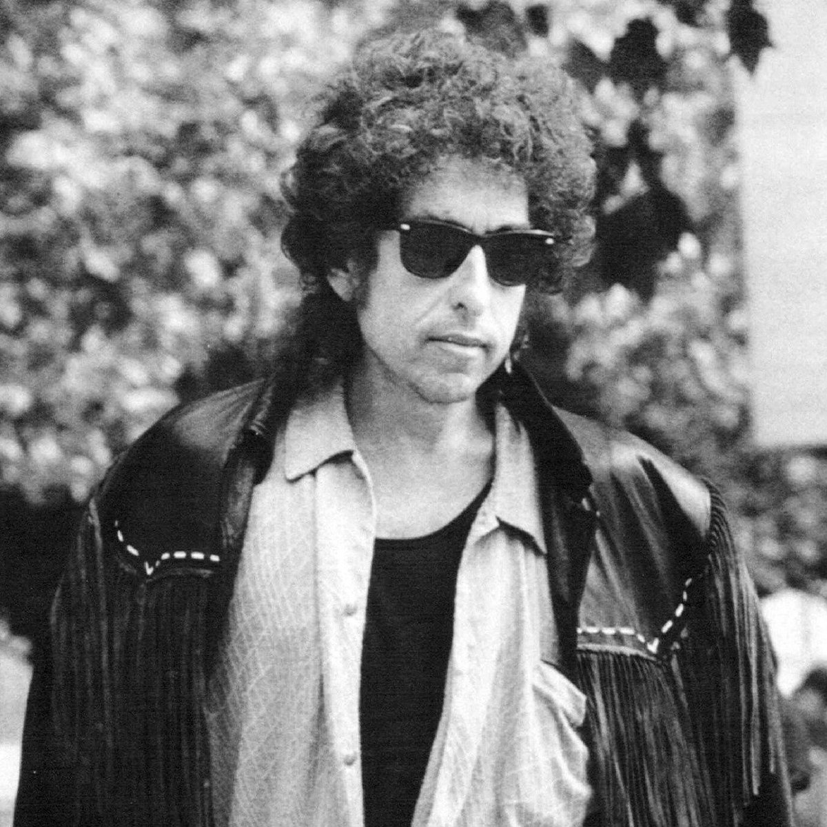 17th August 1986 - Bob Dylan arrives in London and attends a press conference at National Film Theatre, London, England discussing his involvement in the film project Hearts of Fire. For more info click facebook.com/BobDylanOnthis…